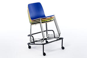 Die Stühle Manila KU lassen sich auf einem optinalen Transportwagen verfahren